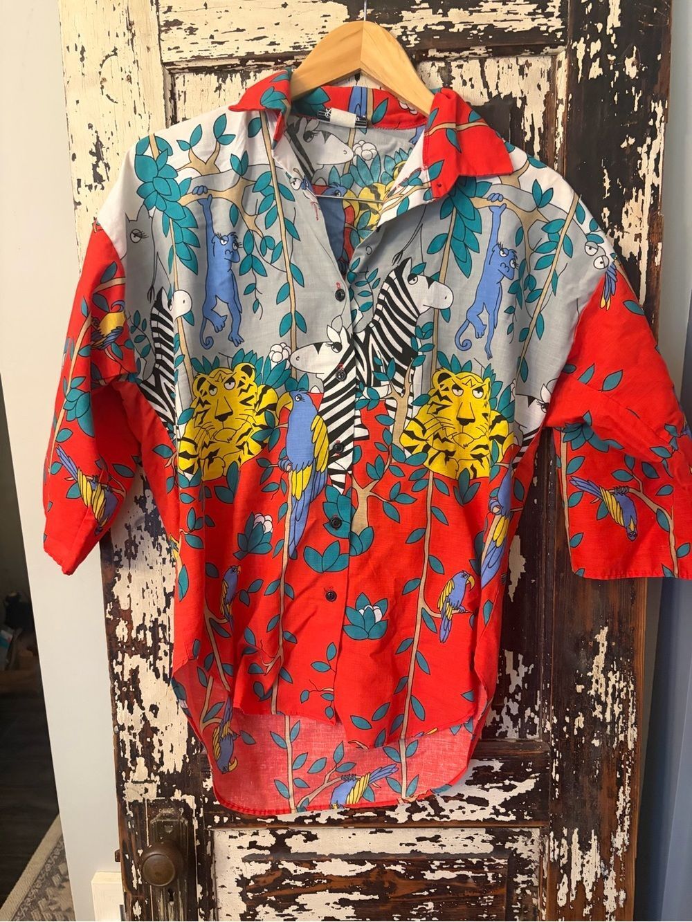 Vintage Rhapsody Jungle theme women’s button down oversized sleeves. Women’s Med